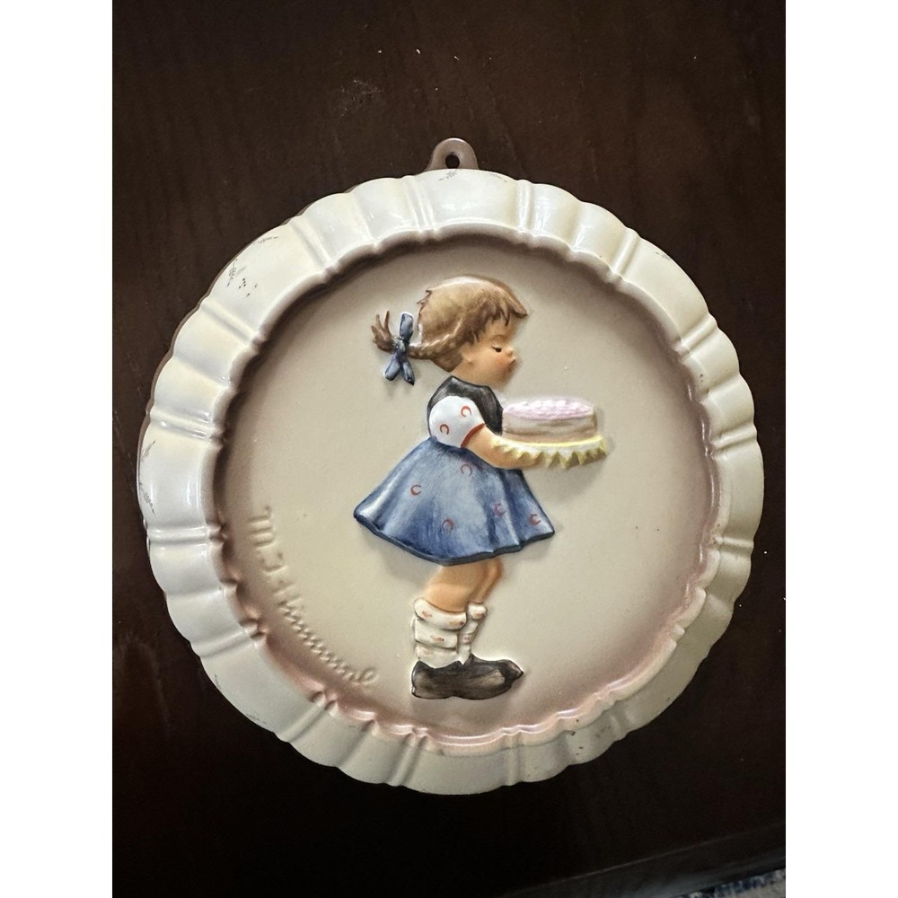 1989 Vintage M.J. Hummel Goebel Girl With Cake Kitchen Wall Hanging Mold VTG‎